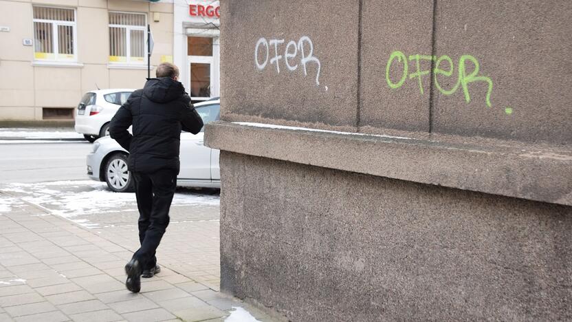 Vandalizmas: net pačiame miesto centre vandalai sugeba sudarkyti pastatų sienas ir likti nepastebėti.