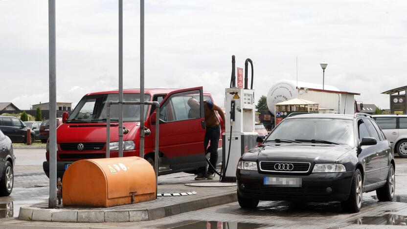 Planai: visi automobilių naudotojai naująjį mokestį turėtų mokėti nuo 2023 m. pradžios, o nuo 2025 m. tarifas dvigubėtų.