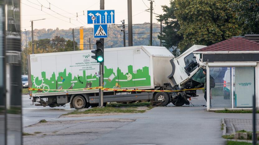 Mikroautobuso ir krovininio automobilio avarija Kaune