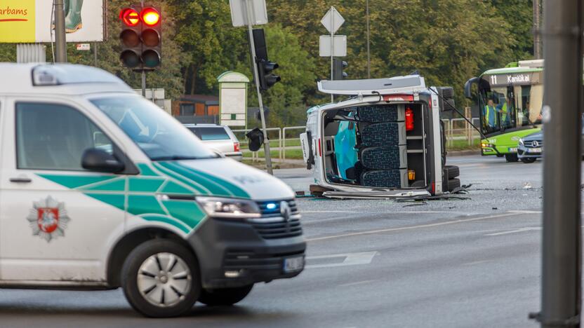 Mikroautobuso ir krovininio automobilio avarija Kaune