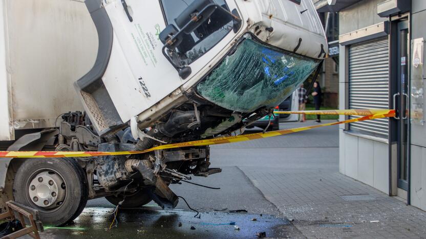 Mikroautobuso ir krovininio automobilio avarija Kaune