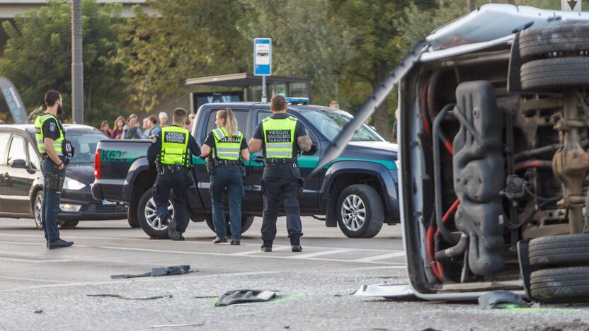 Mikroautobuso ir krovininio automobilio avarija Kaune