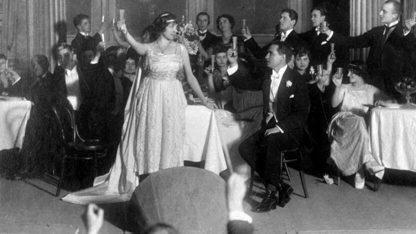 Scena i6 G. Verdi operos „Traviata“, 1920 m. Valstybės teatras Kaune. Centre stovi A. Galaunienė (Violeta), sėdi – K. Petrauskas (Alfredas)