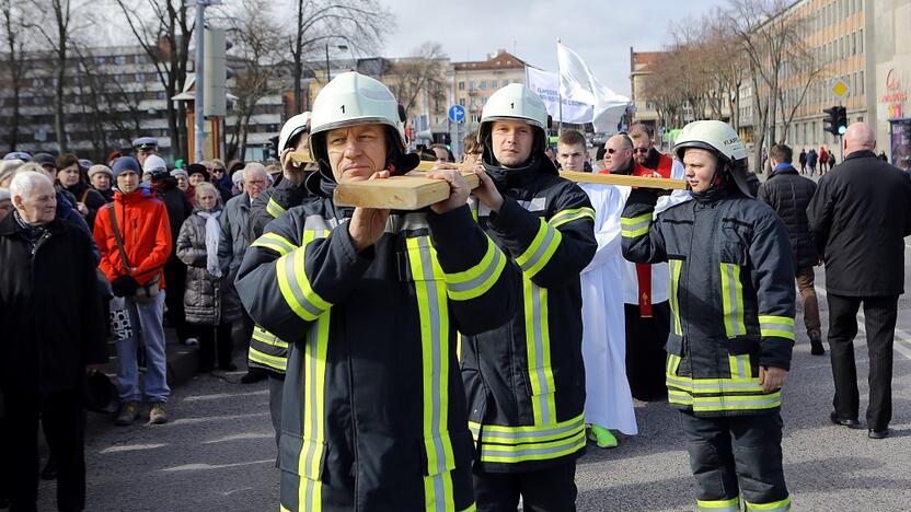 Procesija: Kryžiaus kelio eisenoje dalyvauja įvairių profesijų atstovai, jie kryžių neša pasikeisdami.