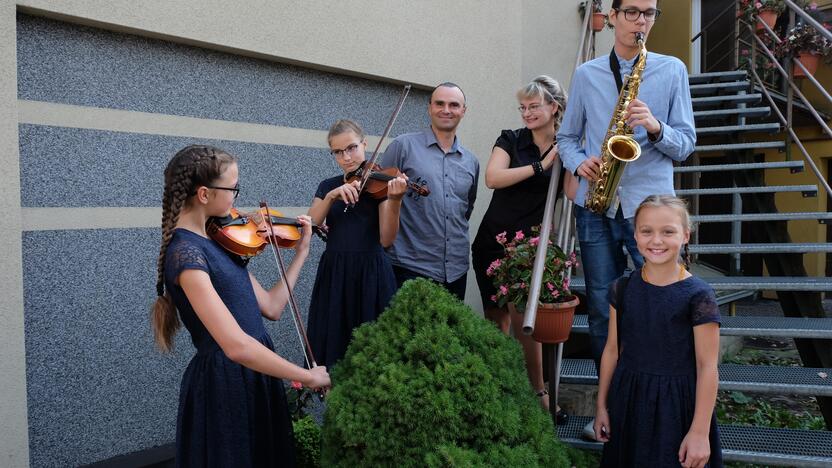 Talentai: visi Neverauskai groja tokia gausybe instrumentų, kad net išvardyti juos sunku. O kai šeimyna tokia muzikali, mažiau skauda širdį, kad mokami koncertai per brangūs, juk gali rengti juos patys.