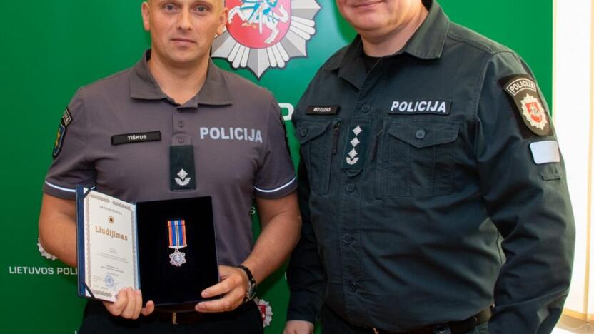 Padėka: A.Tiškui (kairėje) apskrities policijos vadas A.Motuzas įteikė medalį.