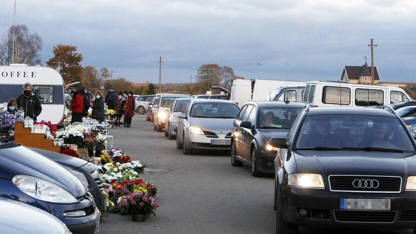 Srautas: ne visi per Vėlines į kapines suplūstantys automobiliai saugiai pasiekia savo kelionės tikslą.