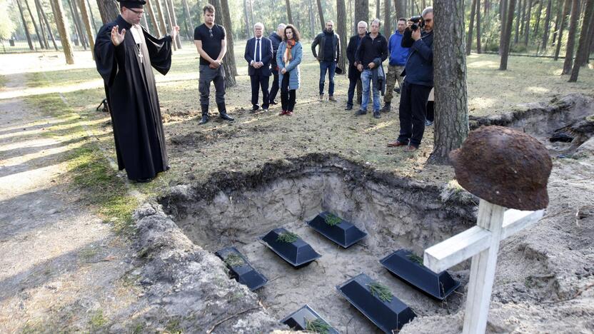 Malda: evangelikų liuteronų kunigas perlaidojimo ceremonijoje meldėsi ir giedojo giesmes.