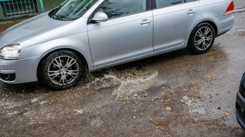 Nemalonu: vietiniai jau įprato įgriuvą aplenkti, o nežinantieji, koks siurprizas jų laukia, gadina savo automobilius.