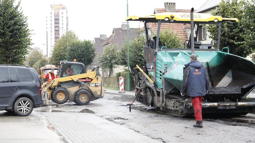 Mįslės: Šermukšnių gatvės asfaltavimo darbai sukėlė gyventojų nerimą, jiems kilo klausimų dėl darbų kokybės.