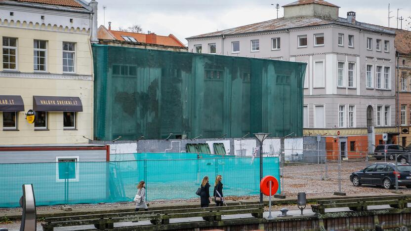 Nepuošia: prieš daugiau nei du dešimtmečius sudegęs "Baltijos" kino teatras tebestovi visiškai netvarkomas.