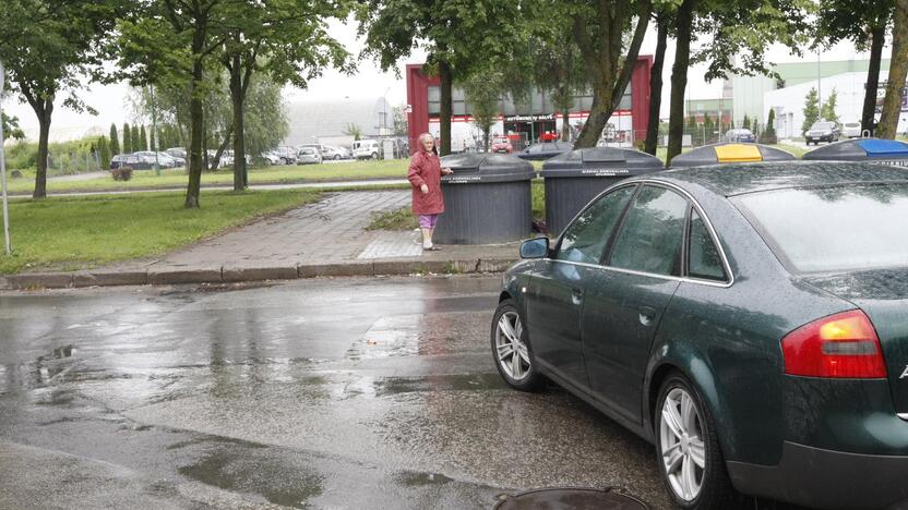 Pasiūlymas: klaipėdietės norėtų, kad gatvelėje, kurią reikia kirsti, norint pasiekti konteinerius, būtų įrengta pėsčiųjų perėja.