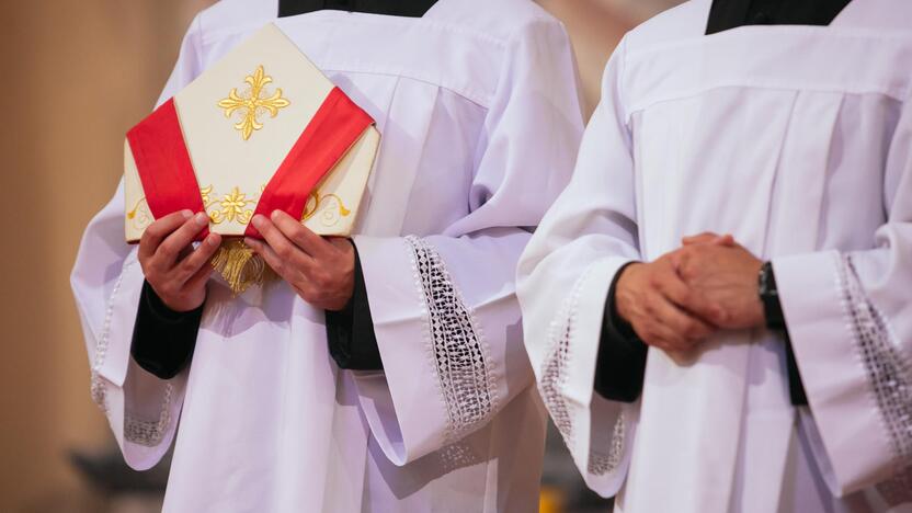 Sprendimas: nerimą keliantį katalikų kunigų mažėjimą kai kas sieja su celibatinio įpareigojimo našta, esą dvasininkų vedybos iš dalies išspręstų šią problemą.