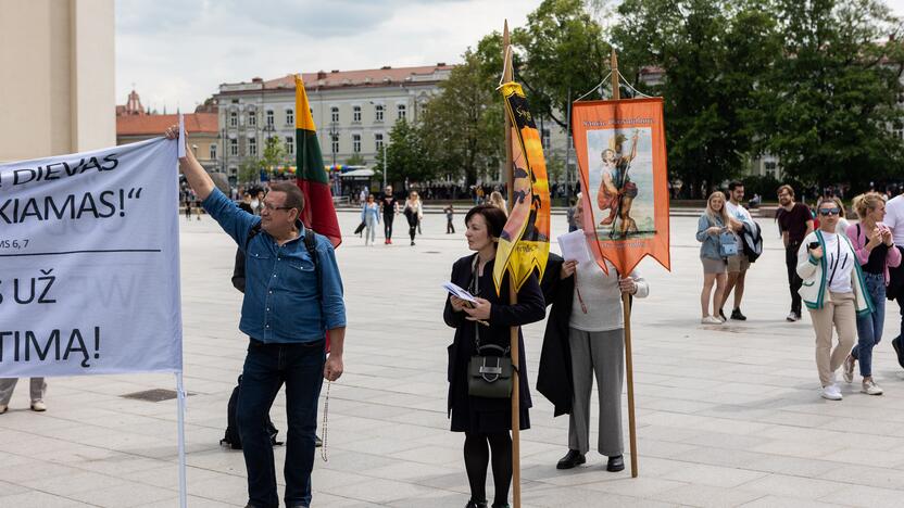 Prieš „Baltic Pride 2022“ eitynes nusiteikę žmonės kovojo maldomis