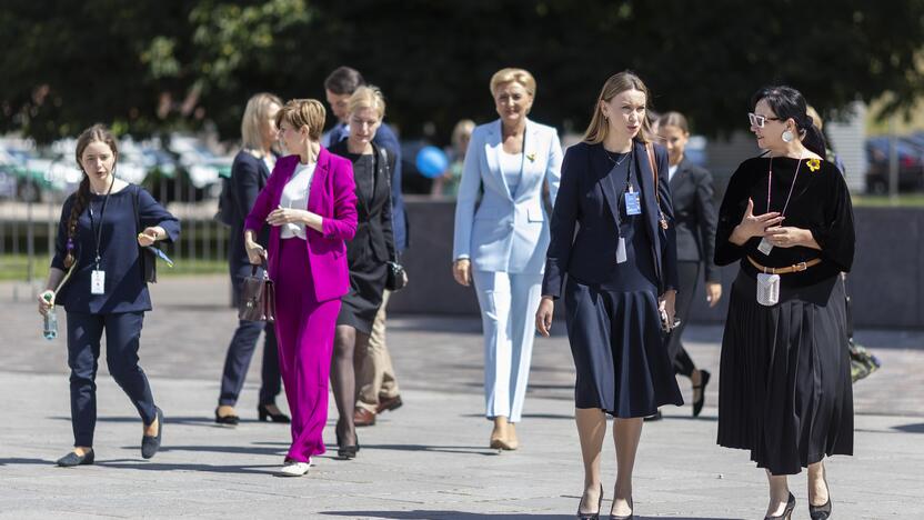 NATO šalių vadovų antrųjų pusių bendra nuotrauka