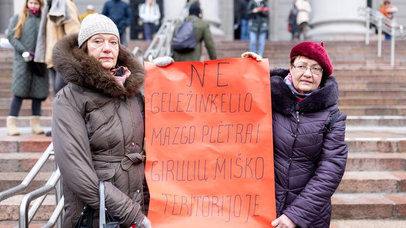 Prie Seimo – protestas dėl plynųjų miškų kirtimų