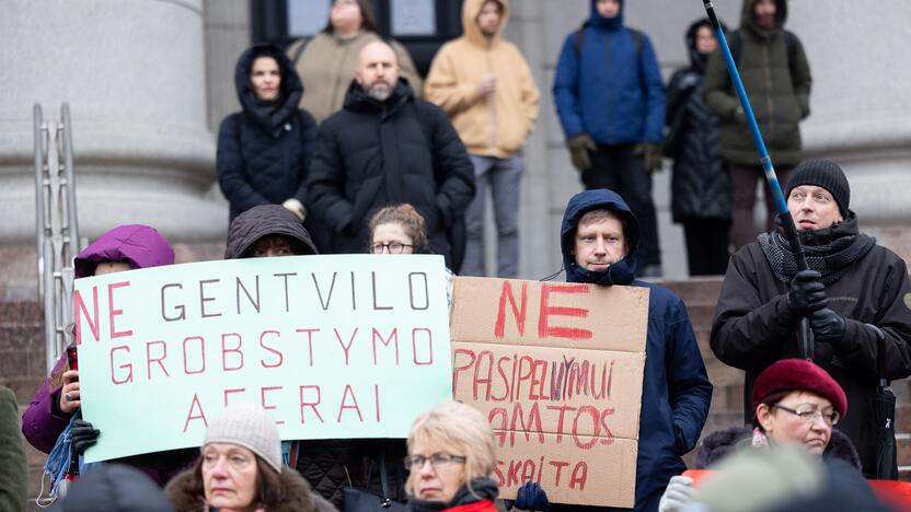 Prie Seimo – protestas dėl plynųjų miškų kirtimų