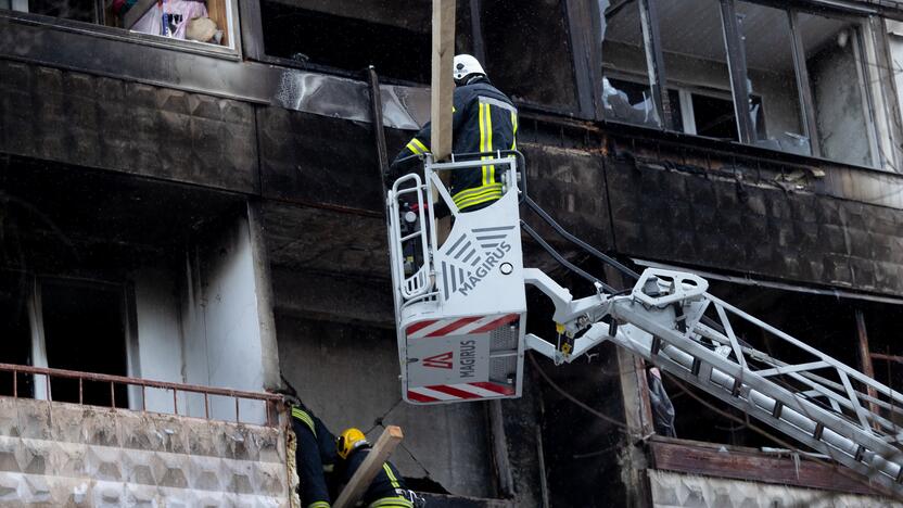 Ugniagesiai bando ištraukti žuvusiųjų kūnus iš Viršuliškių daugiabučio