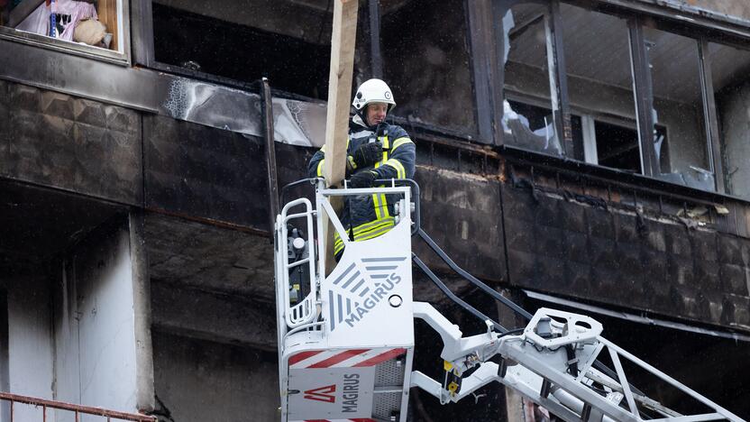 Ugniagesiai bando ištraukti žuvusiųjų kūnus iš Viršuliškių daugiabučio