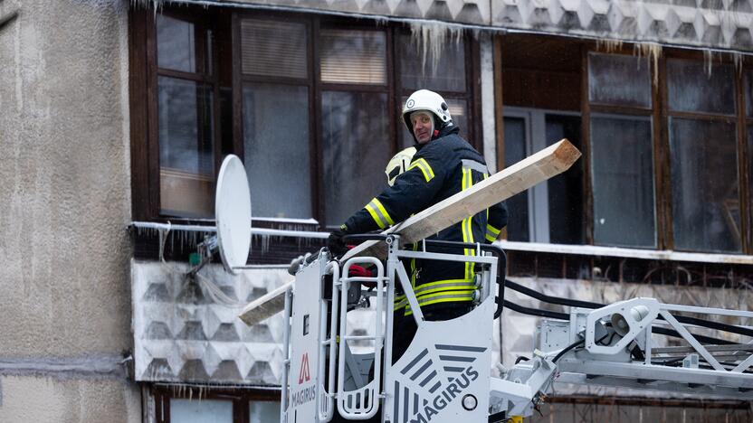 Ugniagesiai bando ištraukti žuvusiųjų kūnus iš Viršuliškių daugiabučio