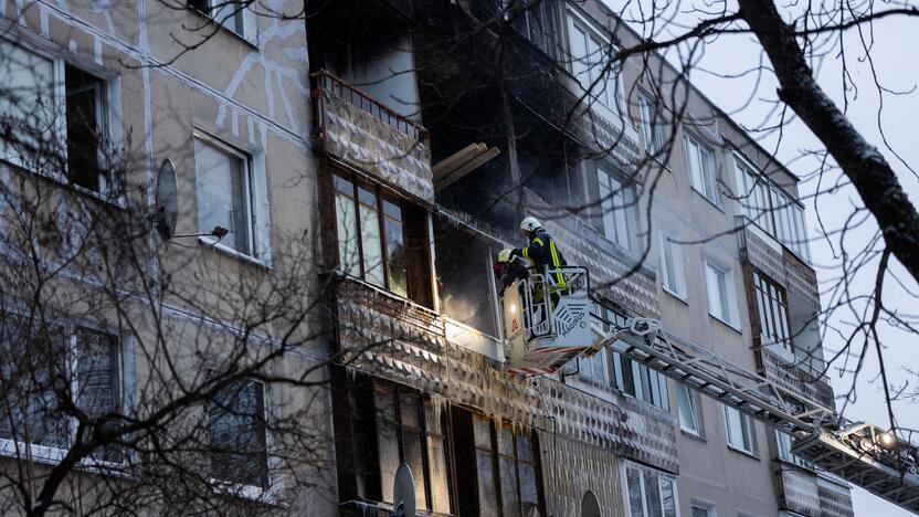 Ugniagesiai bando ištraukti žuvusiųjų kūnus iš Viršuliškių daugiabučio