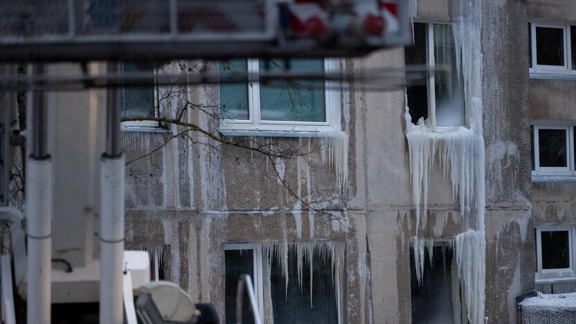 Ugniagesiai bando ištraukti žuvusiųjų kūnus iš Viršuliškių daugiabučio