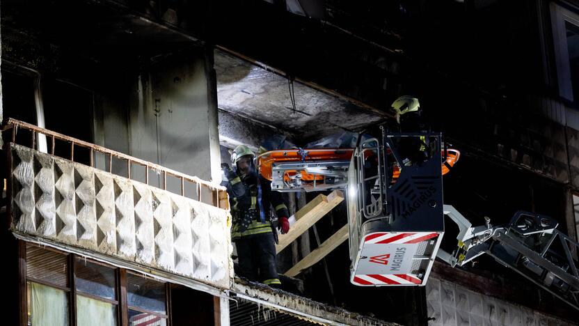 Ugniagesiai bando ištraukti žuvusiųjų kūnus iš Viršuliškių daugiabučio