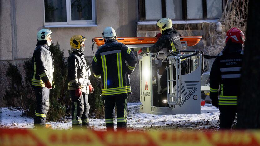 Ugniagesiai bando ištraukti žuvusiųjų kūnus iš Viršuliškių daugiabučio