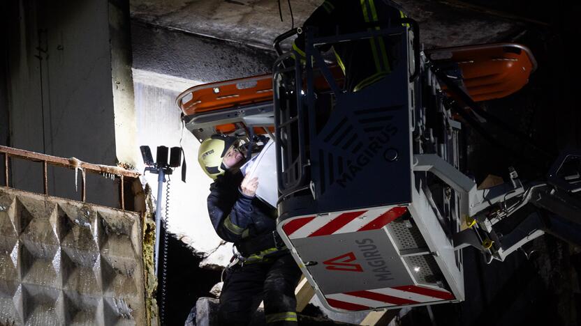 Ugniagesiai bando ištraukti žuvusiųjų kūnus iš Viršuliškių daugiabučio