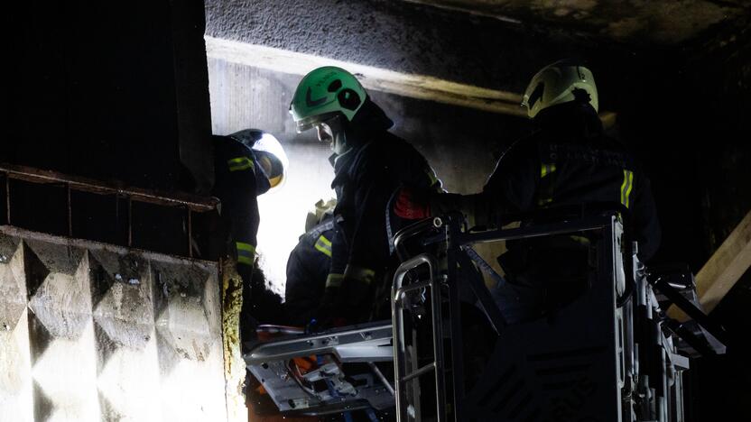 Ugniagesiai bando ištraukti žuvusiųjų kūnus iš Viršuliškių daugiabučio