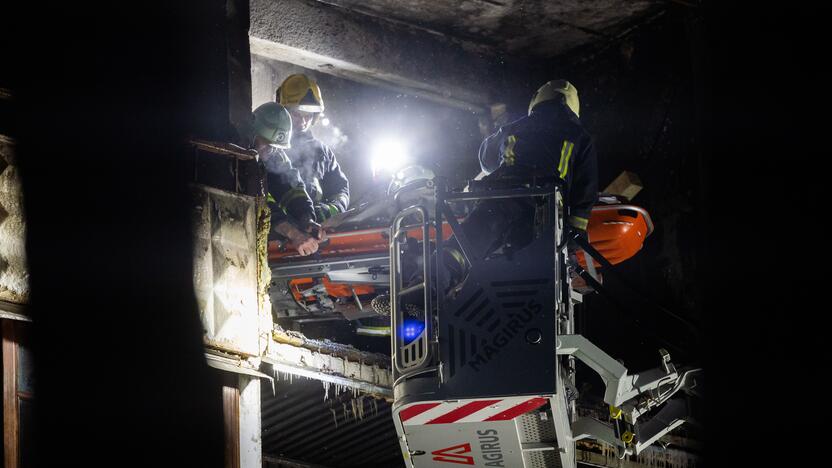 Ugniagesiai bando ištraukti žuvusiųjų kūnus iš Viršuliškių daugiabučio