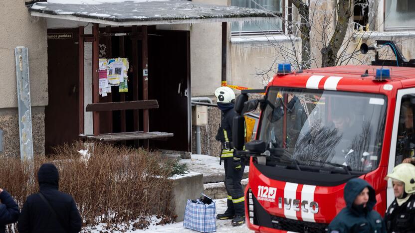 Sudegusio Viršuliškių daugiabučio gyventojai pasiima asmeninius daiktus