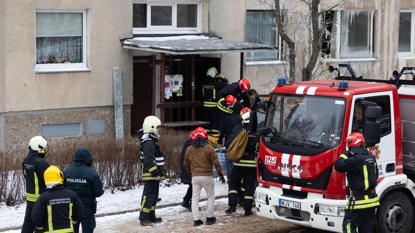 Sudegusio Viršuliškių daugiabučio gyventojai pasiima asmeninius daiktus