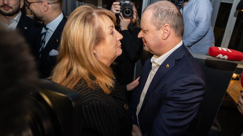 S. Skvernelis atvyko į LSDP štabą susitikti su V. Blinkevičiūte