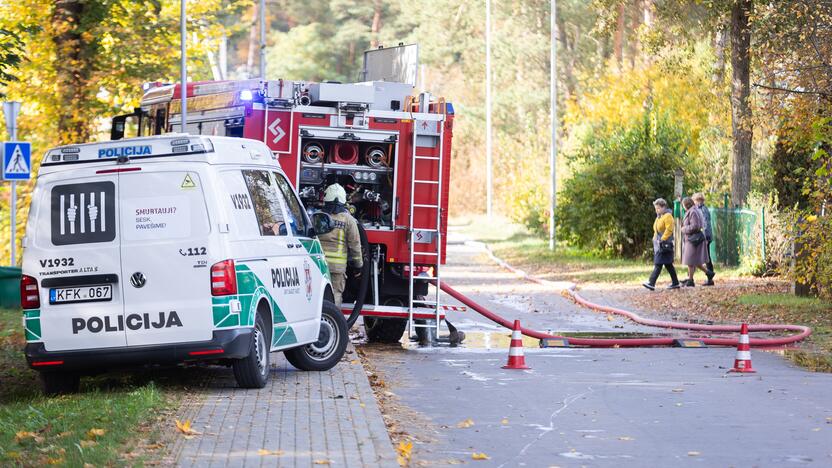 Juodšiliuose dega dviejų aukštų namas