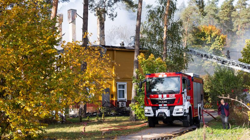 Juodšiliuose dega dviejų aukštų namas