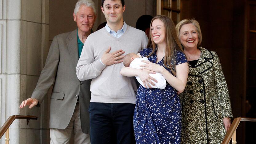 Chelsea Clinton (su kūdikiu rankose)