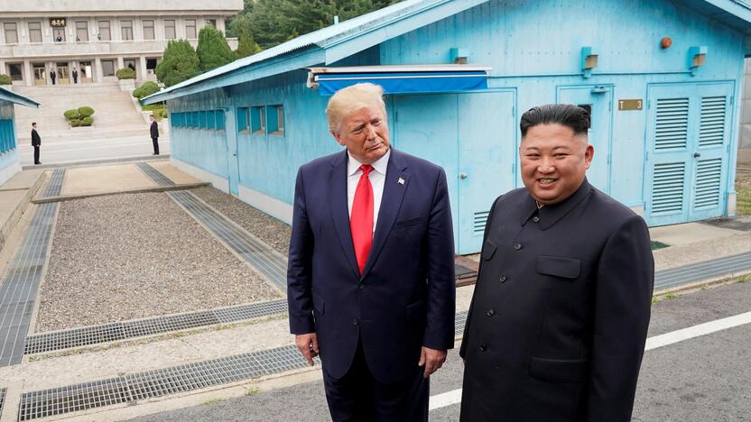 Donaldas Trumpas (kairėje) ir Kim Jong Unas