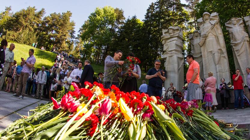 Skirtumas: reikia atskirti karo aukų kapus, nes esame civilizuoti ir nekovojame su mirusiaisiais, kad ir kas jie buvo. Bet ar reikia, kad ant jų amžinojo poilsio vietų stovėtų paminklai su aiškiais totalitarinės valstybės ženklais?