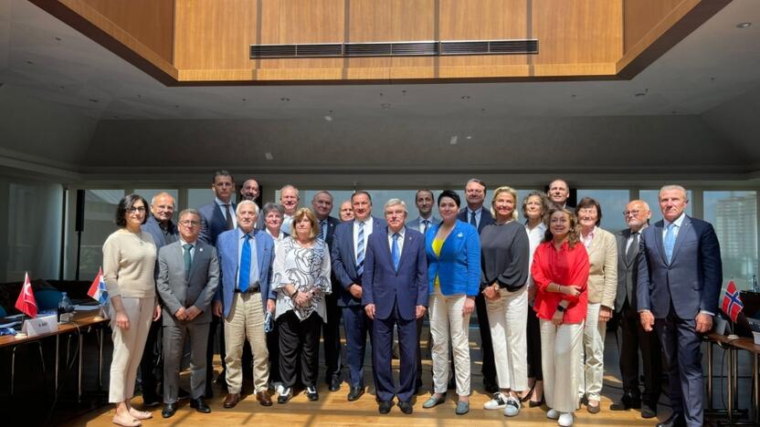 EOK Vykdomojo komiteto nariai ir TOK prezidentas T. Bachas (centre)