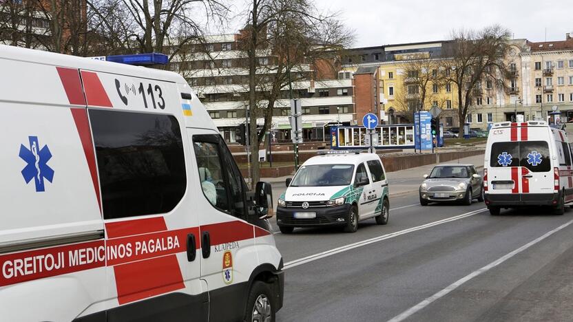 Veiksmai: policininkai ir medikai neretai kartu skuba į nelaimės vietą.