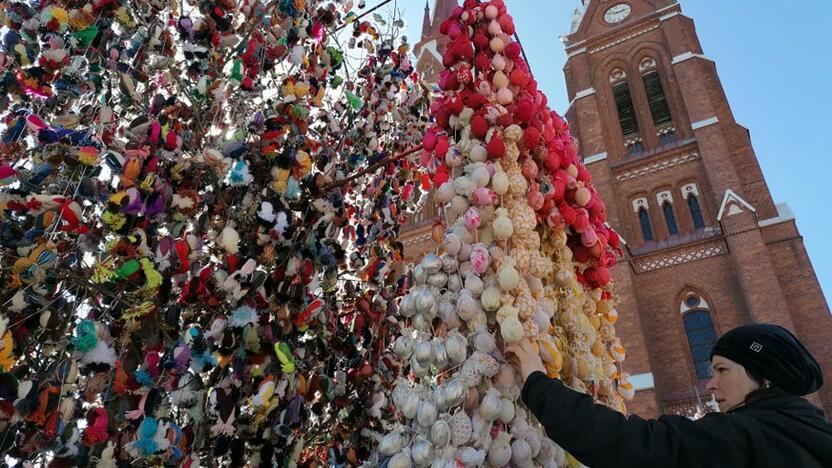 Kūrybingumas: Švėkšnos miestelio centrą nuo Velykų puošia įspūdinga kompozicija – tūkstančiais paukštelių padabintas medis ir margučiais nukabinėta arka.