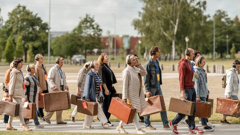 Potyris: ekskursijos "Migrantas" organizatoriai dalyviams įteikia senus lagaminus. Visos ekskursijos metu lagaminas būna it našta, primenanti apie migrantų paliktus namus ir išsaugotą turtą – prisiminimus.