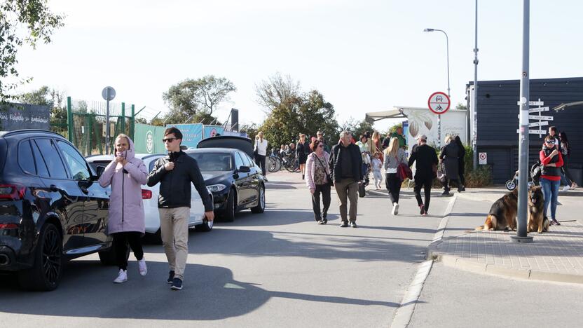 Nesikeičia: prasidėjus šiltajam sezonui, į paplūdimius skuba ne tik klaipėdiečiai, bet ir svečiai iš visos Lietuvos.