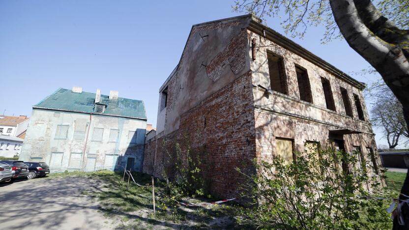 Realybė: apleistų ir neprižiūrimų pastatų Klaipėdoje yra kelios dešimtys, tačiau jie formaliai negali būti įtraukti į neprižiūrimų statinių sąrašą, nes Vyriausybė nenustatė ir nieko kito neįpareigojo nustatyti jų kriterijų.