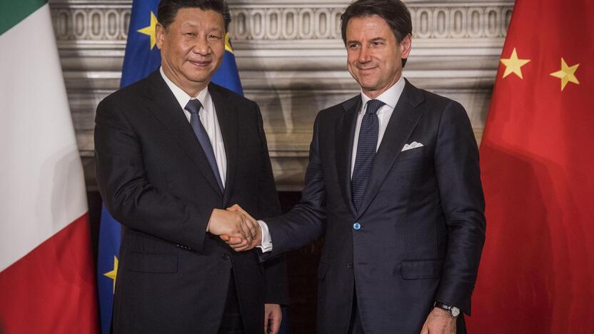 Xi Jinpingas (kairėje) ir Giuseppe Conte