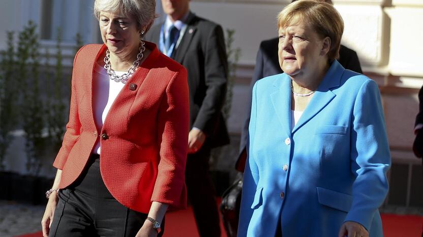 Theresa May (kairėje) ir Angela Merkel