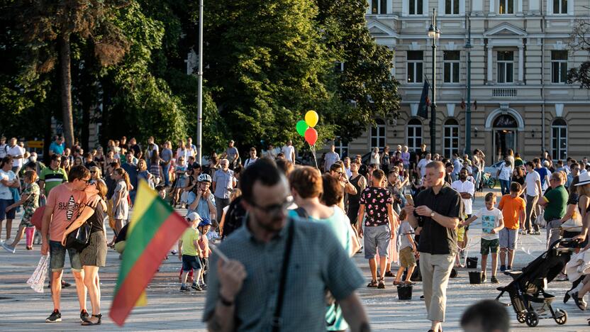  Visame pasaulyje žmonės sugiedojo Lietuvos himną