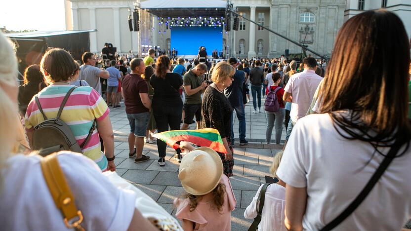  Visame pasaulyje žmonės sugiedojo Lietuvos himną