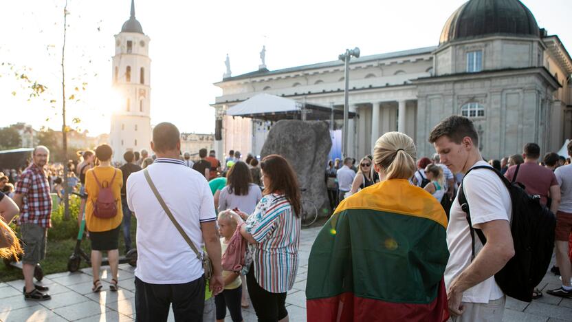  Visame pasaulyje žmonės sugiedojo Lietuvos himną